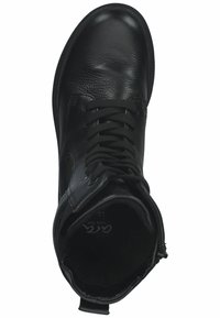 Bottine noire en cuir avec une finition texturée, bout rond, laçage à l'avant et un col rembourré pour le confort.