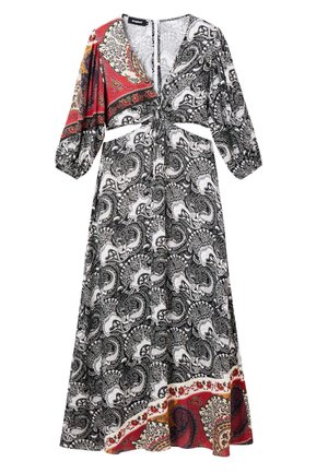 Robe longue avec motif paisley noir et blanc, accents floraux rouges et beiges, manches trois-quarts bouffantes et découpe devant nouée à la taille.