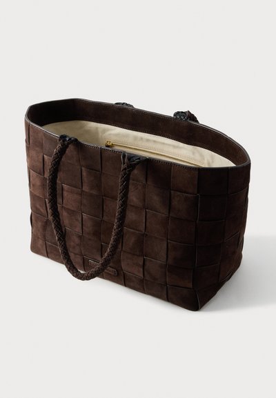 Καφέ τσάντα tote από σουέτ με πλεγμένες λαβές, διαθέτει εσωτερική τσέπη με φερμουάρ και εσωτερική επένδυση σε κρεμ χρώμα.