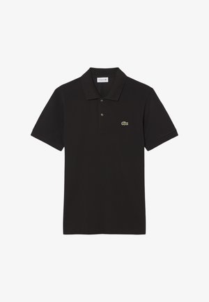 Schwarzes Poloshirt mit kurzen Ärmeln, Kragen, zwei Knöpfen und kleinem grünem Krokodil-Logo auf der linken Brust.