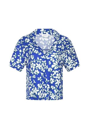 Chemise bleue à manches courtes avec des boutons, motif floral blanc et col cranté, présentée sur un fond blanc uni.