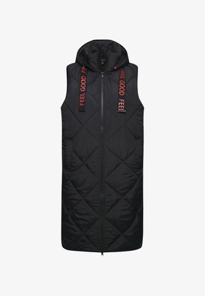 Černá prošívaná vesta s kapucí, předním zipem a červeným nápisem "FEEL GOOD" na ramenních popruzích. Hladká textura a délka do kolen.