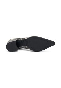 Zapato de tacón alto para mujer con puntera afilada, que presenta un patrón de serpiente texturizado en tonos neutros y una suela de goma negra sólida.