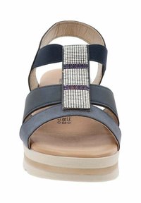 Sandalo blu navy con cinturini larghi, tomaia strutturata e un accento centrale di perline. Caratterizzato da una suola piattaforma beige. Interno in pelle liscia.