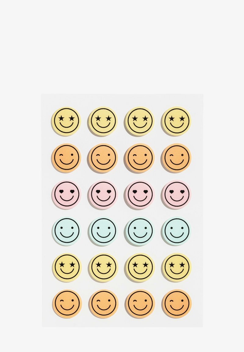 Cinq rangées de comprimés sourires colorés avec différentes formes d'yeux : étoiles, points simples et cœurs sur fond blanc.