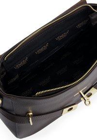 Brun læderhåndtaske med en tekstureret overflade, gyldent lynlås og internt logomønster. Har et rummeligt rum med en lynlåslomme.