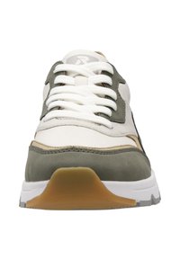 Baskets avec une tige en mesh blanc, des accents en daim vert olive et des bordures beige clair. Comprennent des lacets blancs et une semelle en caoutchouc avec des détails beige.