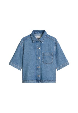 Niebieska denimowa koszula na krótki rękaw z kołnierzykiem i pojedynczą kieszenią na piersi, styl casual.