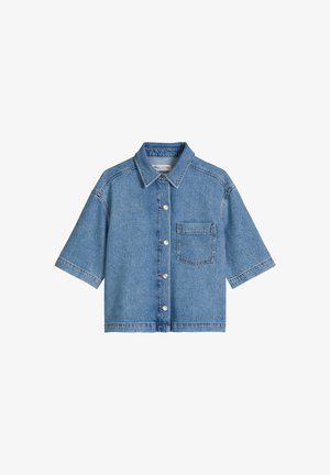 Niebieska denimowa koszula na krótki rękaw z kołnierzykiem i pojedynczą kieszenią na piersi, styl casual.