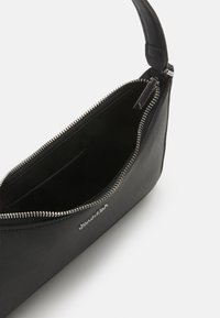 Calvin Klein MUST SMALL SHOULDER BAG - Torebka