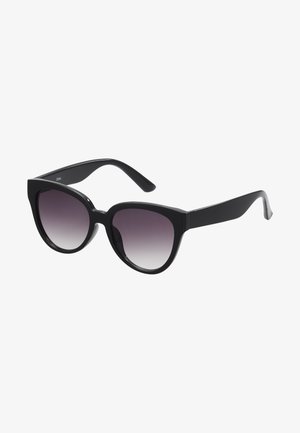 Zwarte cat-eye zonnebril met grijs verlooplenzen. Dikke, glanzende kunststof montuur en taps toelopende armen. Geen zichtbare merknaam of versieringen.