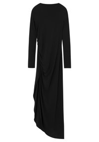 Musta pitkähihainen epäsymmetrinen mekko, jossa on poimutuksia yhdellä puolella ja korkea-matalat helmavarat.