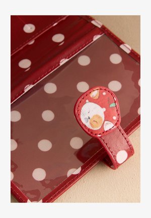 Rød pung eller kortholder med hvide prikker, med et gennemsigtigt plastikvindue til ID og en klap med et lille tegneserie bjørneansigt.