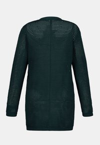 Tmavě zelený dlouhý rukáv otevřený pletený cardigan s mřížkovým vzorem, zobrazený zezadu na světlém jednobarevném pozadí.