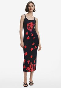 Fekete midi ruha piros rózsa és szirmok mintázattal. Karcsú, testhezálló fazon vékony pántokkal és sima textúrával.