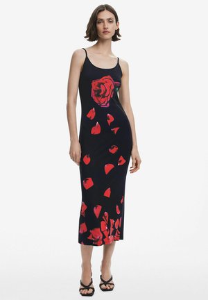 Svart midiklänning med tryck av röda rosor och blomblad. Sleek, figurnära design med tunna axelband och slät textur.