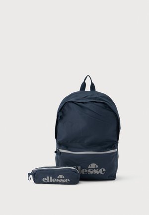 Тъмносин раница и съвпадащ несесер с бяло лого на Ellesse отпред, показани на светъл неутрален фон.