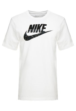 Bílé tričko s krátkým rukávem od Nike s velkým černým logem Nike a znakem swoosh, který na přední straně nese tmavý maskáčový vzor.