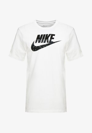 T-shirt blanc à manches courtes Nike avec grand logo Nike noir et swoosh affichant un motif camouflage sombre sur le devant.