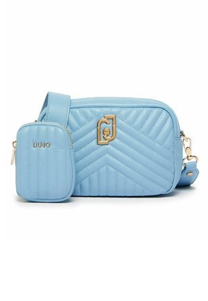 Lyseblå quiltet læder crossbody taske med guldfarvet logo og en lille fastgjort lynlåslomme.