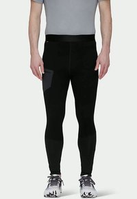 Leggings de sport noirs avec une coupe ajustée, présentant un panneau d'accent gris sur la cuisse gauche et une large ceinture élastique.