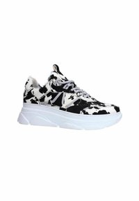 Zwart-witte sneakers met koeienprint en een gestructureerde bovenkant, voorzien van grijze veters, een gevoerd scheenwervel en een robuuste witte zool.