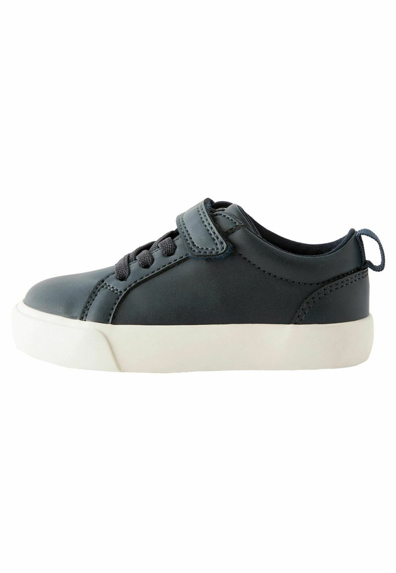 Donker marineblauwe sneaker met een glad leren bovenwerk, witte rubberen zool, ronde neus en zowel elastische veters als een klittenbandsluiting.