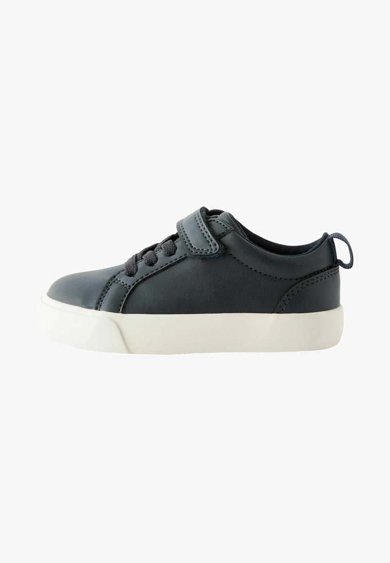 Mørkeblå sneaker med en glat læderoverdel, hvid gummisål, rund tå og både elastiske snørebånd og en Velcro-rem til lukning.