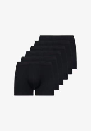 Sei paia di boxer da uomo neri semplici impilati in modo sfalsato su uno sfondo bianco.