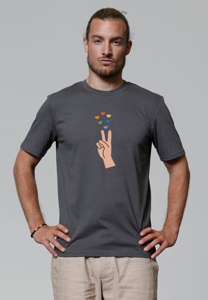 Grijze katoenen t-shirt met een grafisch ontwerp van een hand die een vredesteken maakt, omringd door kleurrijke hartvormen in oranje, blauw en paars.