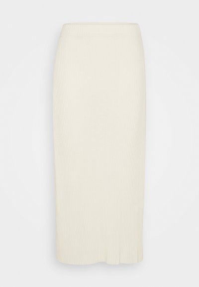 Saia midi de malha em cor creme clara com textura canelada e cintura elástica. Apresenta uma silhueta reta e uma fenda lateral na barra.