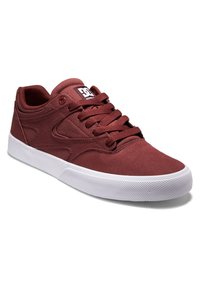 Bordeauxfarbene Leinenschuhe mit weißer Gummisohle, runder Zehenpartie und mehreren Ösen für die Schnürsenkel. Verfügt über eine glatte Textur und ein Logo-Tag an der Zunge.