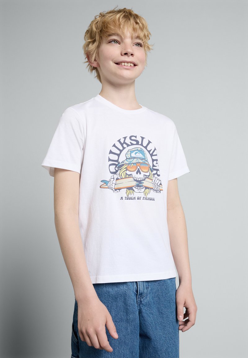 Bílá bavlněná tričko s barevným grafickým motivem lebky se slunečními brýlemi a dlouhými vlasy, a nápisem "Quiksilver" nad ním.
