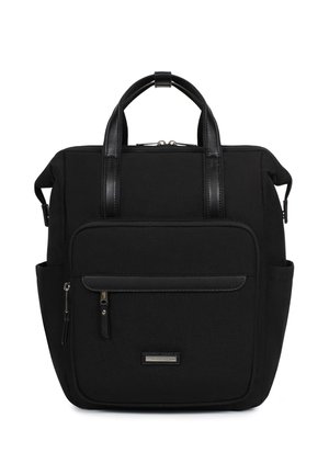 Czarny plecak w kształcie kwadratu z podwójnymi górnymi uchwytami, przednią kieszenią na zamek, bocznymi kieszeniami i srebrnymi detalami zamków.