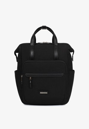 Sac à dos noir en forme de carré avec deux poignées supérieures, poche avant zippée, poches latérales et détails de fermeture éclair argentés.