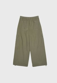 Pantalon large vert olive avec ceinture élastique, deux poches arrière et poches cargo sur les côtés.