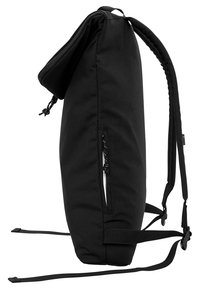 Mochila negra hecha de tela duradera. Cuenta con una cremallera superior, un bolsillo lateral con cremalleras, correas ajustables y un diseño minimalista.