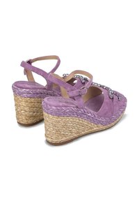 Paarse suede wedge sandalen hebben gevlochten jute zolen en decoratieve rhinestone accenten. Verstelbare banden verbeteren de pasvorm en het comfort.