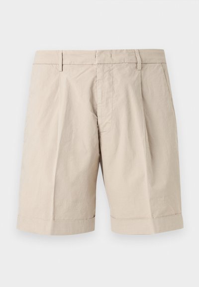 Shorts beige jusqu'au genou avec passants de ceinture, poches latérales, plis sur le devant et ourlet retroussé.