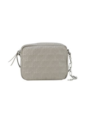 Lys grå læder crossbody taske med prægede mønstre, lynlåslukning og kædestrop i sølvfarve. Har to lynlåspull-tabs.