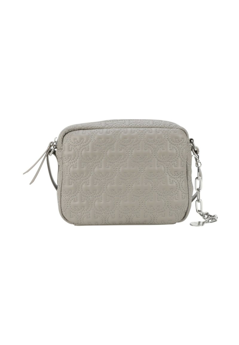 Lys grå læder crossbody taske med prægede mønstre, lynlåslukning og kædestrop i sølvfarve. Har to lynlåspull-tabs.