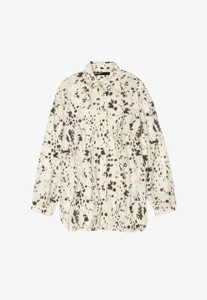 Camisa de botón en color crema con patrón de salpicaduras negras; cuenta con un cuello, mangas largas y acentos rojos en los botones a lo largo del frente.