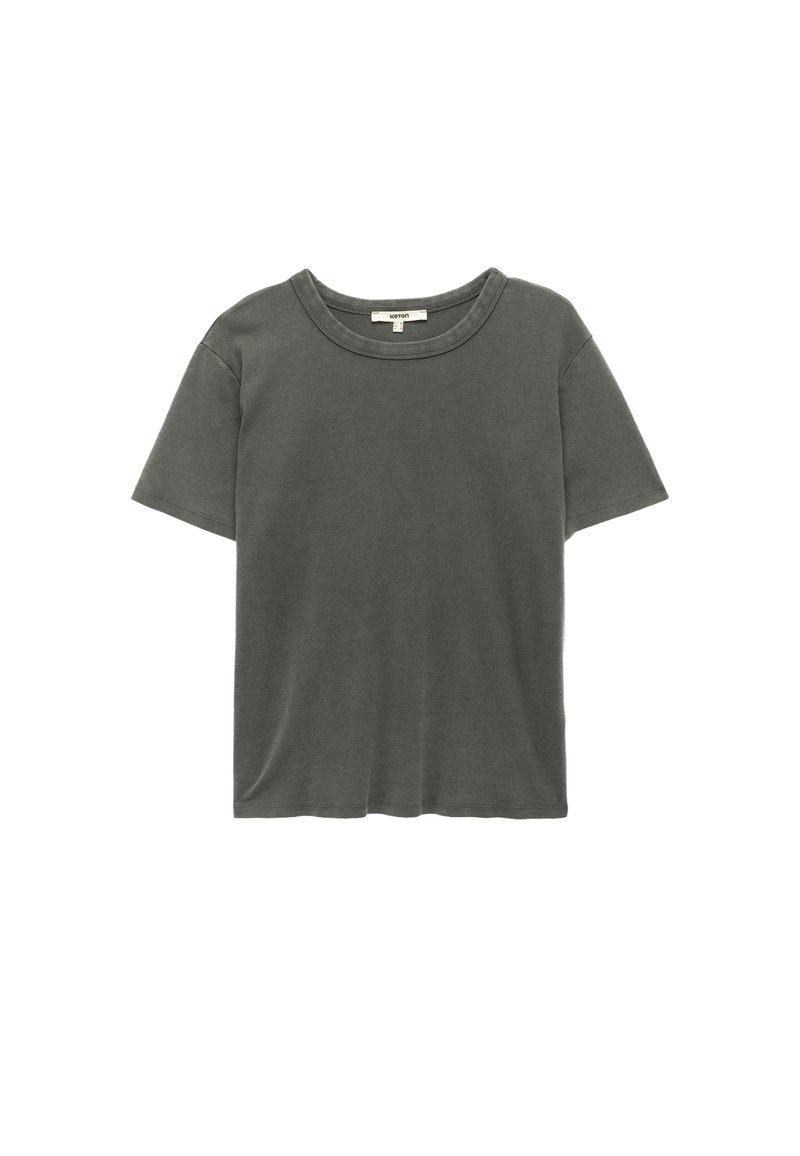 Mørkegrøn kortærmet t-shirt lavet af blødt bomuld. Har en rund halsudskæring og en afslappet pasform uden synlige mønstre eller accenter.