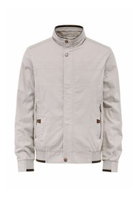 Jasnoszary kurtka z kołnierzykiem stójkowym, zapięciem na guziki z przodu, bocznymi kieszeniami oraz kontrastującymi brązowymi akcentami na mankietach i kieszeniach.