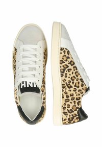 Sneaker bianche e beige con pannelli laterali in stampa leopardata, dettagli neri sul tallone e lacci bianchi. Suola in gomma piatta con logo sulla linguetta.
