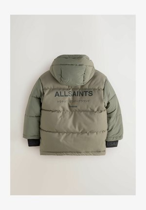 Olivnozeleni pufasti jakna s kapuco, ki ima črne manšete in logotip na hrbtu. Material je gladek s quiltano teksturo in kontrastnimi barvami.