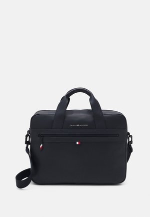 Černá obdélníková aktovka Tommy Hilfiger s dvojitými madly, předním zipovým kapsou a odnímatelným ramenním popruhem, s logem značky a detaily vlajky.