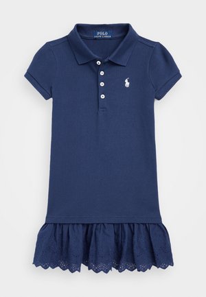 Marineblå kortærmet polo-kjole med hvide knapper, broderet logo på brystet og flæset blondekant forneden.