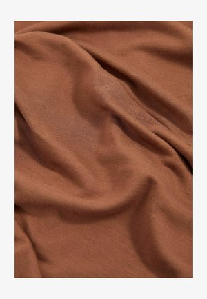 Tessuto di cotone marrone con una consistenza morbida e liscia, caratterizzato da delicate righe e una caduta morbida, creando pieghe e contorni naturali.