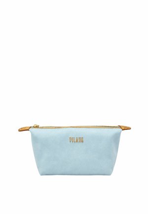 Pochette cosmetica rettangolare azzurro chiaro con cerniera dorata e piccole tirelle in pelle marrone, con scritta del nome del marchio in oro sul davanti.